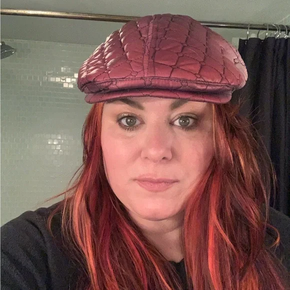 Quilted ombré distressed Burgundy Cap made of puffer like material - Picture 4 of 8